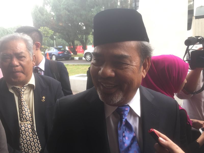 Umno Supreme Council member Datuk Tajuddin Abdul Rahman speaking to reporters outside the Dewan Rakyat lobby, October 26, 2015. u00e2u20acu201d Picture by Kamles Kumar