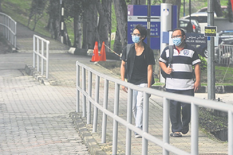 People wear masks as the API reading stands at 299 in Shah Alam at 1.30pm yesterday. u00e2u20acu201d Picture by Azinuddin Ghazali