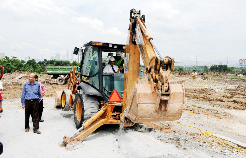 Federal Territories Minister Datuk Seri Tengku Adnan Tengku Mansor at the ground-breaking ceremony for the Ulu Pudu Recreation Park Phase II on Oct 29, 2015. u00e2u20acu201d Bernama pic