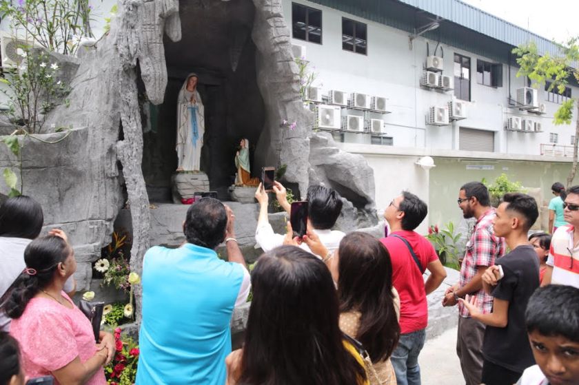 Catholic faithful take pictures of the 'weeping' Virgin Mary statue at the St Thomas More Catholic Church in Subang, October 14, 2015. u00e2u20acu201d Picture by Choo Choy May