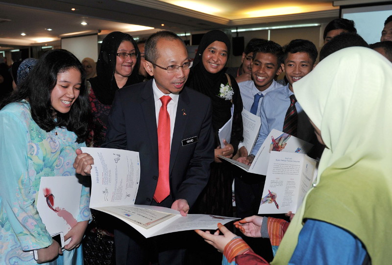 Minister in the Prime Ministeru00e2u20acu2122s Department Datuk Seri Abdul Wahid Omar chatting with some of the participants who received the CAT and ACCA certificates at Kolej Cemara INTEC, in Shah Alam, Oct 5, 2015. Also present was YPAC chairman, Datuk Zaiton Mohd
