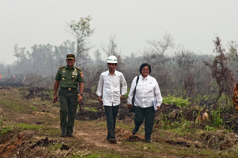 File picture shows Indonesia president Joko Widodo (centre) walking General Gatot Nurmantyo (lefr) and Environment and Forestry Minister Siti Nurbay review the handling of forest fires at Long Rimbo Riau province, October 9, 2015. u00e2u20acu201d Antara/Reuters pic
