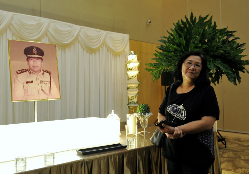 Puan Sri Chen Choy May stands beside the coffin of her husband, the late Tan Sri Yuen Yuet Leng who died at age 88 on October 1, 2015. u00e2u20acu201d Bernama pic