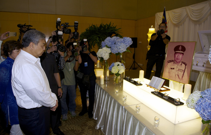 Deputy Prime Minister Datuk Seri Dr Ahmad Zahid Hamidi paying last respects to the late Tan Sri Yuen Yuet Leng at the Xiao En Centre, Kuala Lumpur October 2, 2015. u00e2u20acu201d Bernama pic   