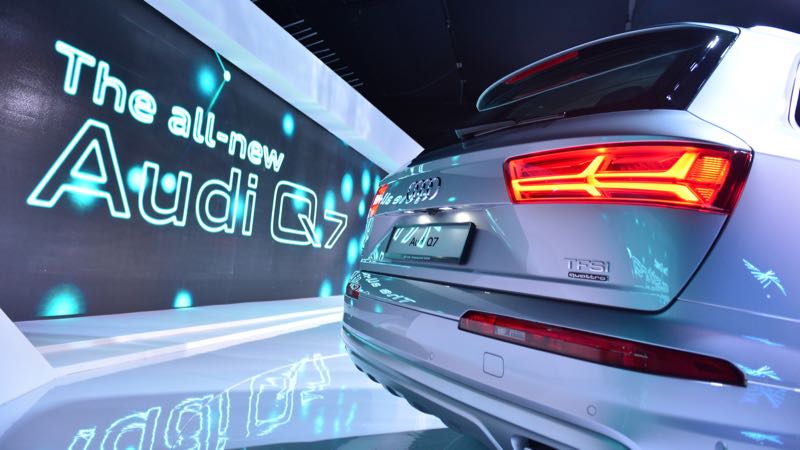 The Audi Q7, a sport utility vehicle comes with the latest generation 3.0 TFSI V6 petrol engine and an 8-speed tiptronic transmission that allows the engine to produce a maximum output of 333hp and a total of 440Nm of toque from 2,900 to 5,300 rpm. 