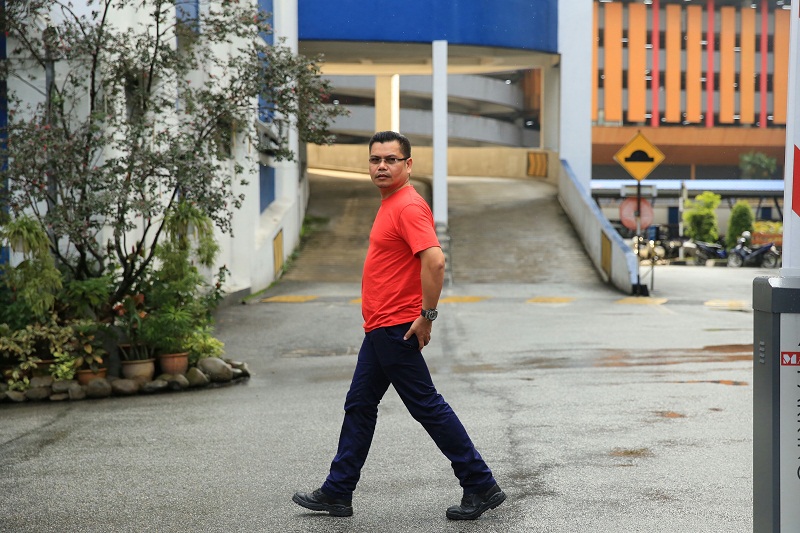 Datuk Jamal Md Yunos at the Dang Wangi police station, Kuala Lumpur, November 22, 2015. u00e2u20acu201d Picture by Saw Siow Feng