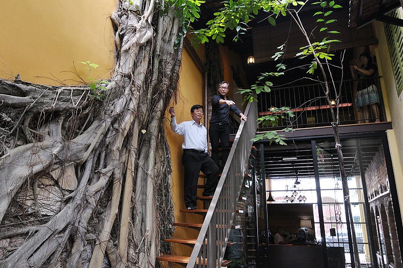 State exco Chow Kon Yeow (left) visits one of the legalised hotels, Spices Hotel, with the building owner, Michael Ong. November 4, 2015. u00e2u20acu201d Picture by K.E. Ooi