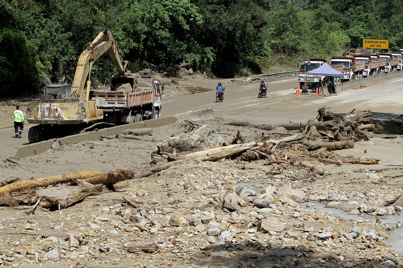 Cleanup work is in progress after the landslide which occurred last night at KM 52.4 on the Karak Highway, Pahang, on November 12, 2015. u00e2u20acu201d Picture by Yusof Mat Isa