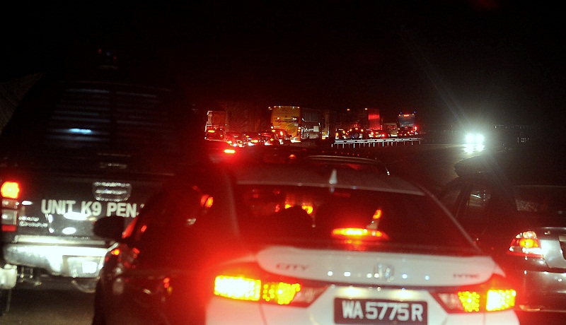 Traffic was at a standstill along the Karak Highway last night after the landslide incident at KM 52.4. Picture released Nov 12, 2015. u00e2u20acu201d Bernama pic