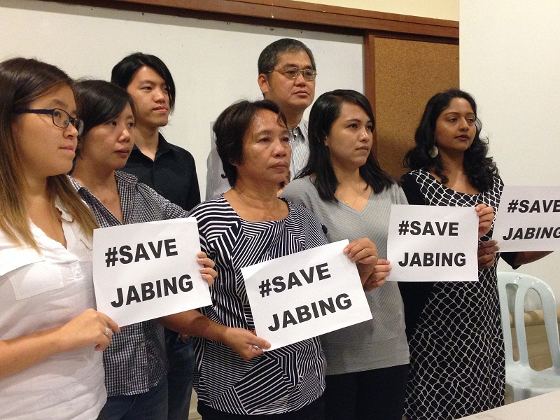 Lenduk Ak Baling (third from left) and Jumai pose with activists campaigning for Kho Jabingu00e2u20acu2122s death penalty to be reduced to life imprisonment. u00e2u20acu201d Picture by Melissa Chi n