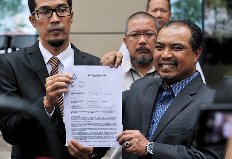 Federal minister Datuk Seri Jamil Khir Baharom (right) poses with a copy of his police report at Putrajaya, November 15, 2015. u00e2u20acu201d Bernama pic