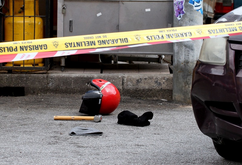 A motorcycle helmet, hammer and mask were found at the scene of an accident which took place after a goldsmith shop heist at Taman Desa Kenchana, Bercham, on November 22, 2015. u00e2u20acu201d Bernama pic
