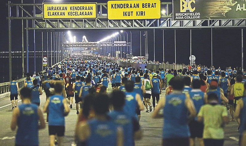 Participants begin the Penang Bridge Marathon run yesterday. u00e2u20acu201d Picture by Sayuti Zainudin