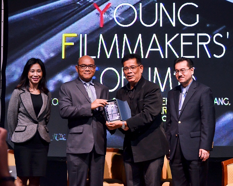 Pengerusi FINAS, Datuk Mohd Khusairi Abdul Talib (dua, dari kiri) menerima cenderahati daripada Presiden Institut Kesenian dan Kajian Media Malaysia (SEMESTA), Dr Mahadi J Murat (dua, dari kanan), selepas merasmikan The Young Filmmakers Forum 2015. u00e2u20acu201d Fo