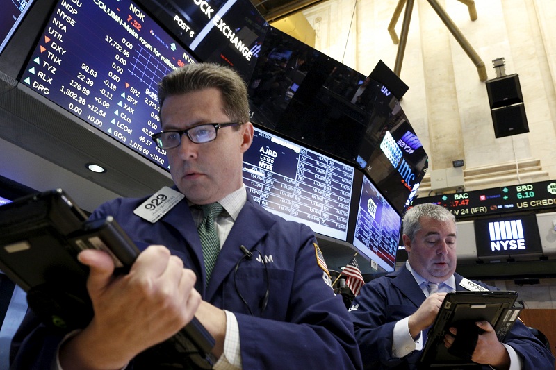 Traders work on the floor of the New York Stock Exchange November 25, 2015. u00e2u20acu201d Reuters pic