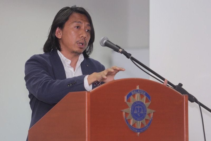 Lawyer Amer Hamzah Arshad speaking at the Bar Council forum on ‘SOSMA – Wolf in Sheep's Clothing?’ on Nov 3, 2015. — Picture by Choo Choy May