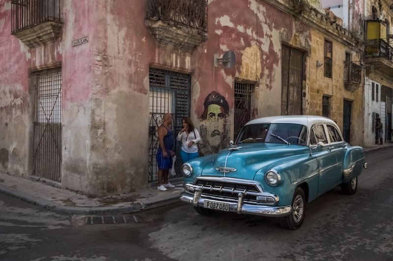 A classic scene in Havana — an early 1950s Chevrolet by a mural of revolutionary leader Che Guevara, September 15, 2015. — Picture by Todd Heisler/The New York Times