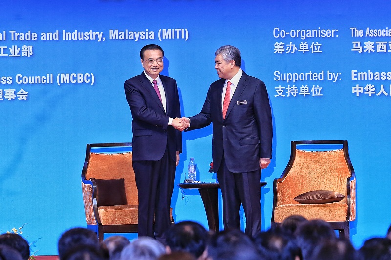 China Premier Li KeQiang (left) and Deputy Prime Minister Datuk Seri Dr Ahmad Zahid Hamidi at the Malaysia-China High level Economic forum at Shangri-La Hotel, Putrajaya, on November 23, 2015. u00e2u20acu201d Picture by Saw Siow Feng