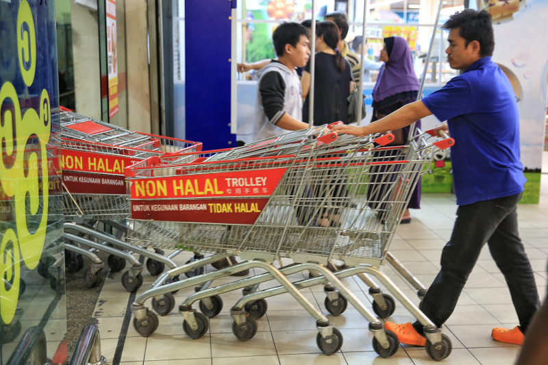 Non-halal trolleys are seen at a local supermarket in Kuala Lumpur, November 9, 2015. u00e2u20acu201d Picture by Saw Siow Feng