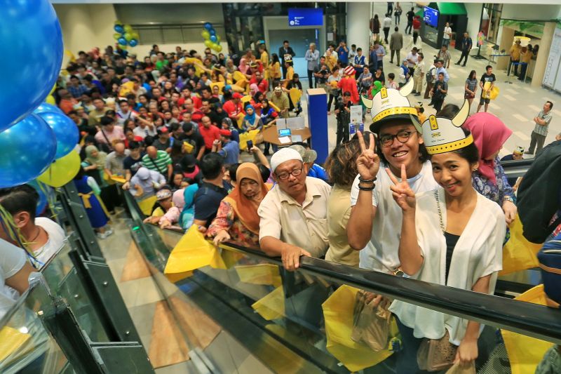 Thousands of happy customers started thronging newly-launched Ikea Cheras after doors open at around 9.15am. u00e2u20acu2022 Picture by Saw Siow Feng