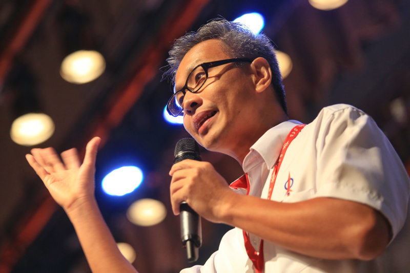 Selangor DAP chairman Tony Pua speaking at the chapteru00e2u20acu2122s ordinary convention held at Auditorium Dewan Sivik MBPJ in Petaling Jaya, Nov 1, 2015. u00e2u20acu201d Picture by Saw Siow Feng 