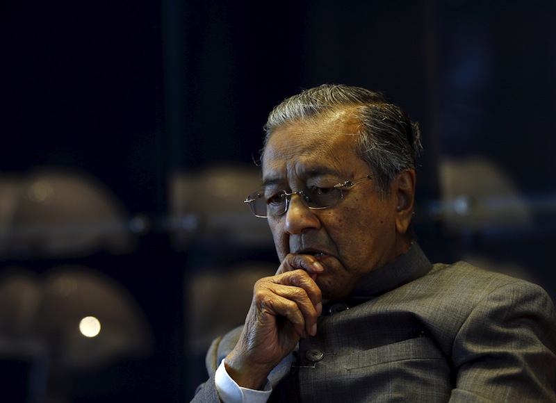  Anwar berkata daripada menyiasat Dr Mahathir, Najib perlu menjawab soalan penting yang dibangkitkan bekas perdana menteri itu. u00e2u20acu201d Foto Reuters 