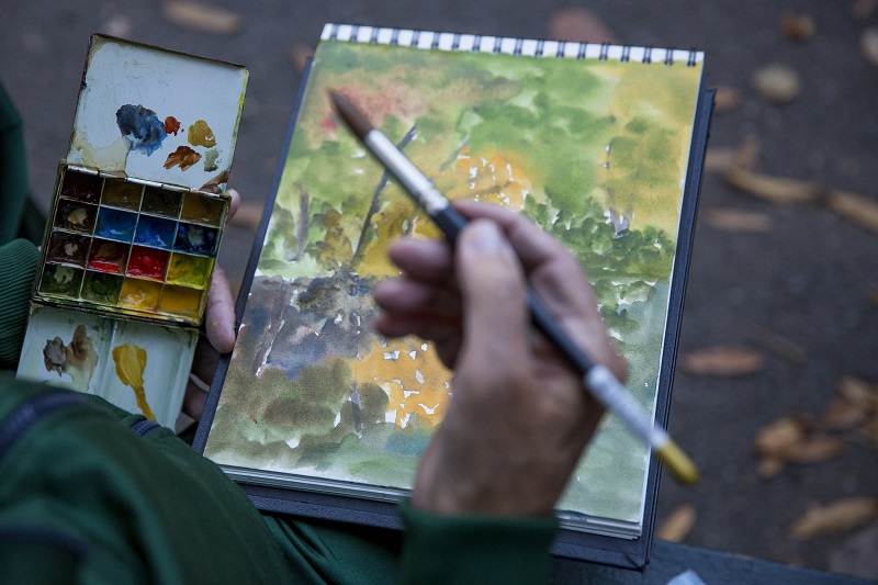 Tony Bennett works on a painting at Central Park in New York, November 3, 2015. Bennett is 89 now, and his position as an American treasure and New York City’s great crooner keeps him busy — 18 Grammy Awards so far — but for a time he believed painting would become his primary profession. — Picture by Damon Winter/The New York Times 
