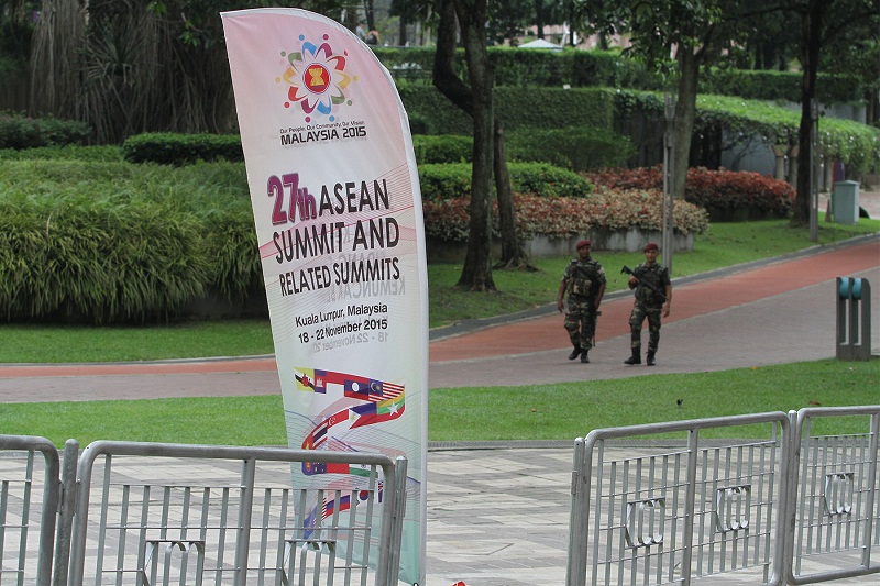 Malaysian army and police personnel are seen on guard around the Kuala Lumpur Convention Centre in Kuala Lumpur (KLCC) ahead of the 27th Asean Summit 2015 and Related Summits, November 19, 2015. u00e2u20acu201d Picture by Yusof Mat Isan