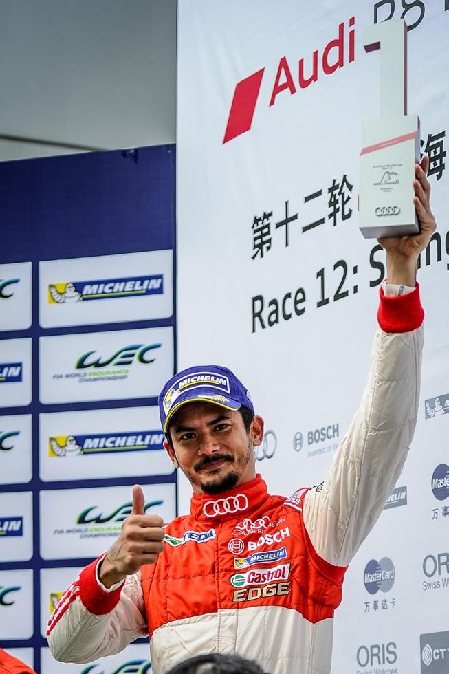 Alex Yoong on the winner’s podium in Shanghai.