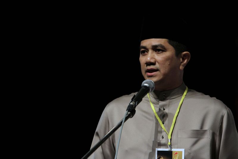 PKR Deputy President Azmin Ali speaks at PKR Youth and Wanita Congress in Petaling Jaya, November 27, 2015. u00e2u20acu2022 Picture by Yusof Mat Isa