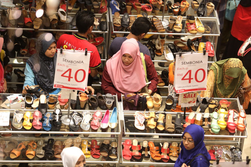 Shoppers looking for bargain items on sale at Sogo, Kuala Lumpur, Nov 25, 2015. u00e2u20acu201d Picture by Choo Choy May