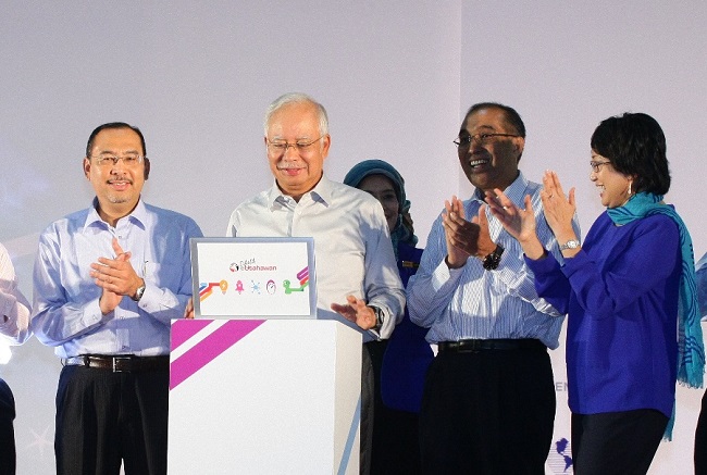 Najib launching the eUsahawan as MDeC CEO Yasmin Mahmood (right) looks on. u00e2u20acu201d DNA pic