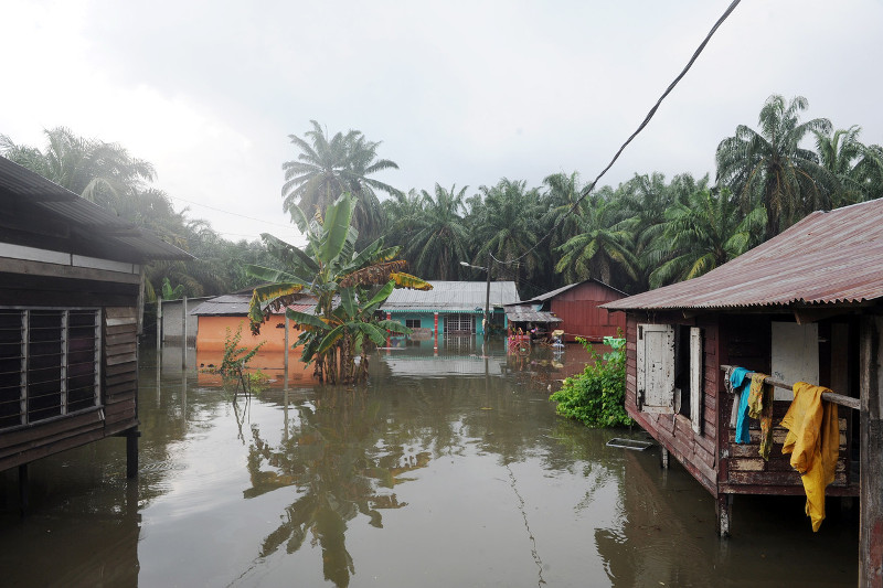 File picture shows houses in Lorong Mesra Batu 7 Kampung Changkat Jong, Teluk Intan being overwhelmed by floodwaters on Nov 19, 2015. u00e2u20acu201d Bernama pic