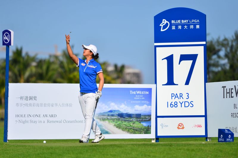 Kim Sei-Young of South Korea checks the wind direction at the par-72 Jian Lake Blue Bay Golf Course in Sanya on Chinau00e2u20acu2122s Hainan Island on October 31, 2015. AFP PHOTO 