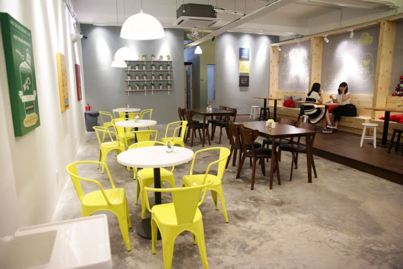 The simple and cheerful décor inside Inside Scoop x Three Little Birds Sri Petaling.