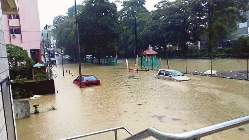 Jalan Sulaiman during the downpour yesterday in Johor Baru. u00e2u20acu2022 Malay Mail pic