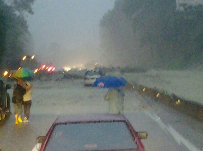 The landslide took place at KM52.2 at Bukit Tinggi, blocking off all lanes in both directions. u00e2u20acu201d Twitter screencap/ Star Radio Traffic