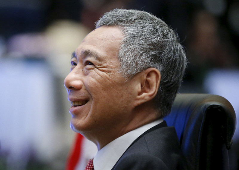 Singaporeu00e2u20acu2122s Prime Minister Lee Hsien Loong talks with government officials during the plenary session at the 27th Association of Southeast Asian Nations (Asean) summit in Kuala Lumpur, November 21, 2015. u00e2u20acu201c Reuters pic