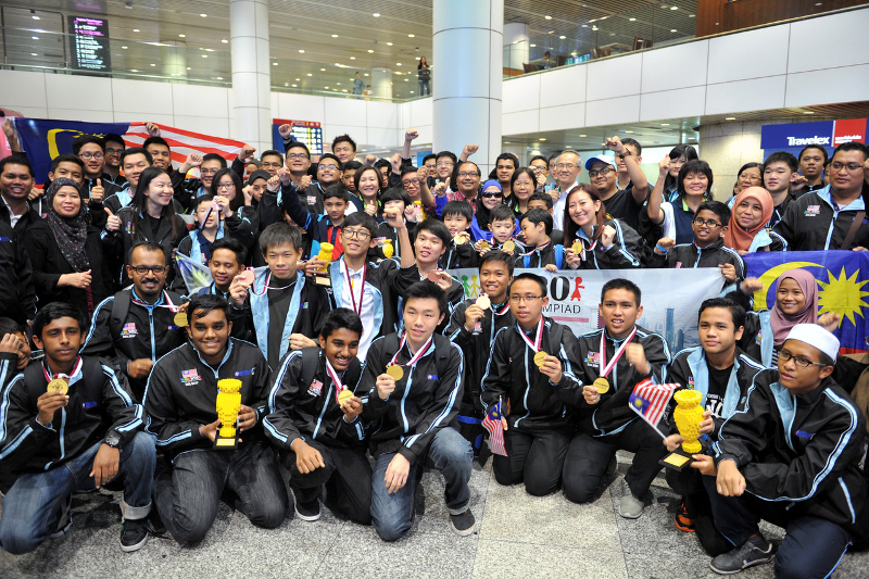 Students from three different schools pose with their 12th World Robot Olympiad medals after arriving in KLIA from Doha, November 10, 2015. u00e2u20acu201d Bernama pic
