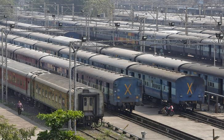 Parked passengers trains at a railway station in Mumbai, October 22, 2015. GE lands $2.6 billion deal to supply Indian railway. REUTERS/Shailesh Andrade