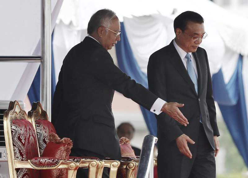 Prime Minister Datuk Seri Najib Razak (left) and China's Premier Li Keqiang attend an official welcoming ceremony during their visit in Putrajaya, November 23, 2015. u00e2u20acu201d Reuters pic