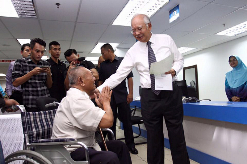Prime Minister Datuk Seri Najib Razak speaks to a visitor at the Pudu Sentral Urban Transformation Centre (UTC) in Kuala Lumpur, November 26, 2015. u00e2u20acu201d Bernama picn