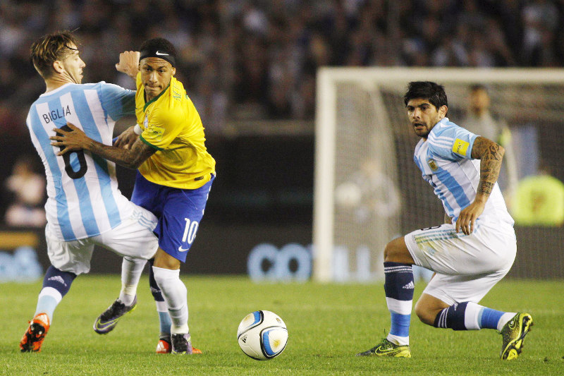 Lucas Biglia of Argentina tackles Neymar (centre) of Brazil as Argentinau00e2u20acu2122s Ever Banega looks on during their 2018 World Cup qualifying match in Buenos Aires, Argentina, November 13, 2015. u00e2u20acu201d Reuters pic