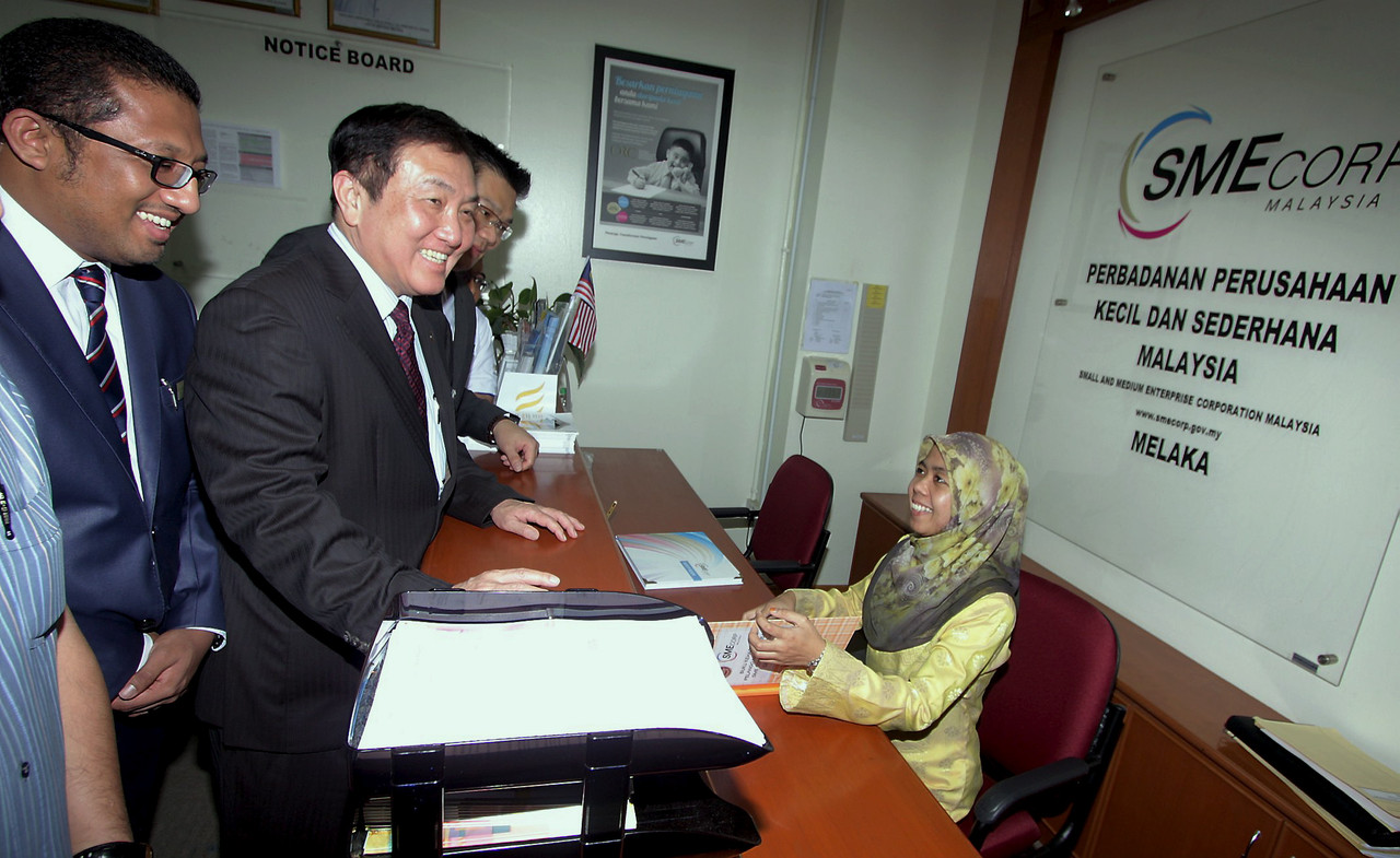 Minister of International Trade and Industry (II) Datuk Seri Ong Ka Chuan (second left) visits the office of MITI and its agencies on November 3, 2015. u00e2u20acu201d Bernama pic
