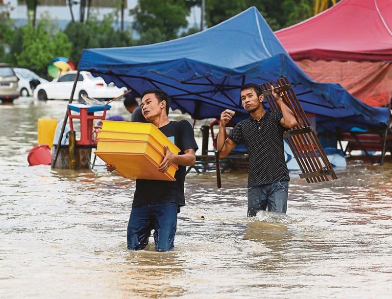 The situation in Section 13, Shah Alam, where water rose quickly on Tuesday evening following heavy rain. u00e2u20acu201d Picture by Zuraneeza Zulkifli