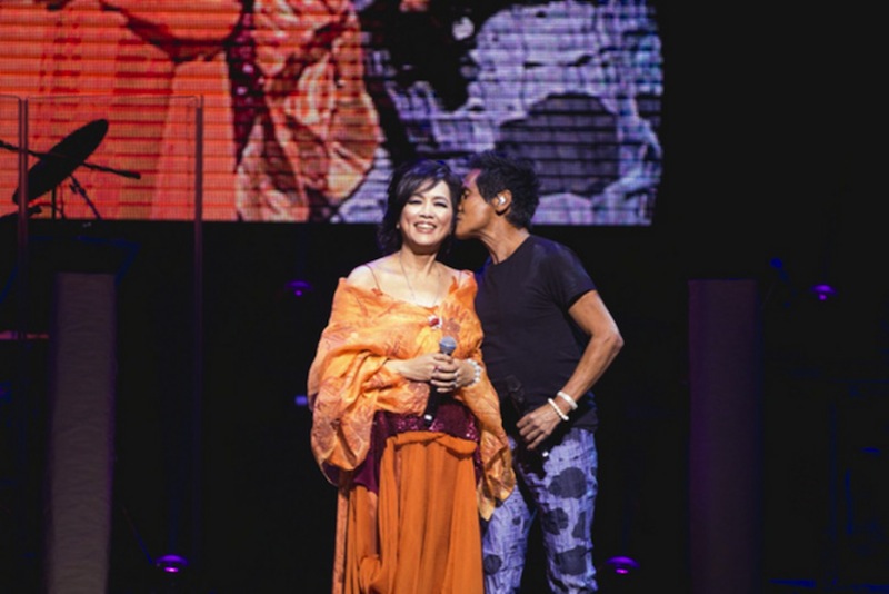 Taiwanese singer Chyi Chin plants a kiss on his sister Chyi Yu's cheek after a duet at the Love and Remembrance concert. u00e2u20acu201d TODAY pic