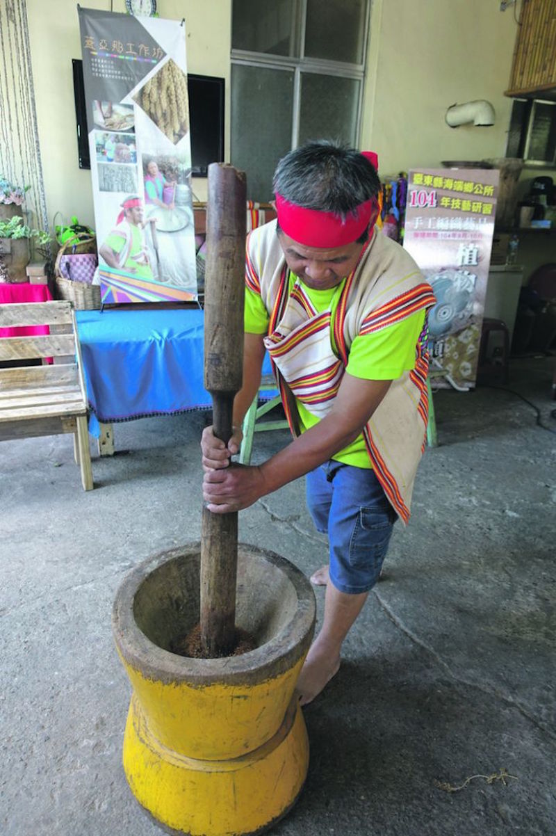 Kaiana tribesman pounding millet. — TODAY pic