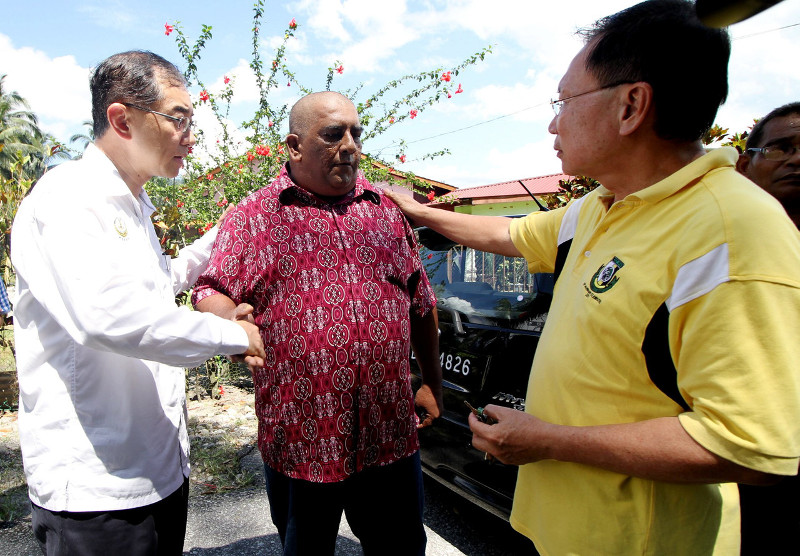Perak chairman of non-muslim affairs ex-co, Datuk Dr Mah Hang Soon (left) expressing condolences to the families of the victims of the Tapah murders, in Kampung Sungai Lah Cenderiang, Nov 4, 2015. u00e2u20acu201d Bernama pic