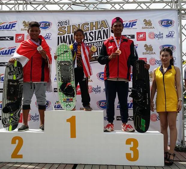 Pocket hero Aiden Yoong Hanifah dwarfed by his closest competitors Supriyono Dimas Ridho (left), of Indonesia, and compatriot M. Rafi Yanuresta. 