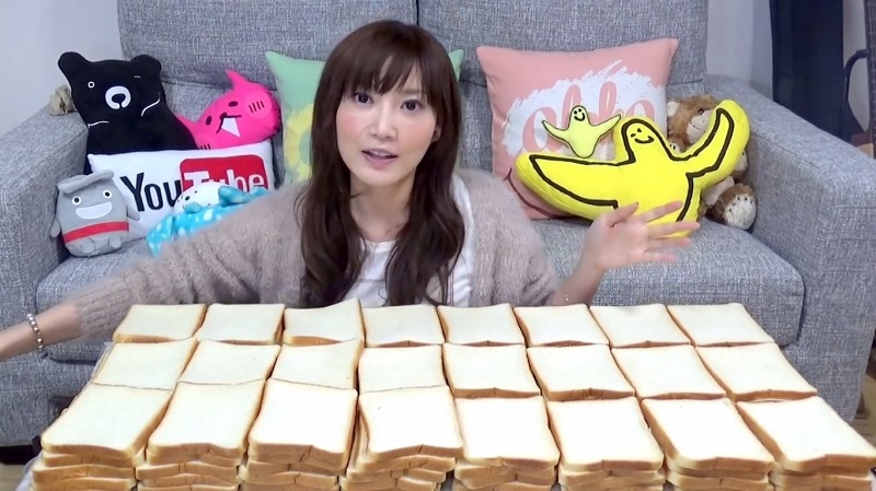 Watch as competitive eater and YouTuber Yuka Kinoshita devours 100 slices of bread in her latest eating challenge.